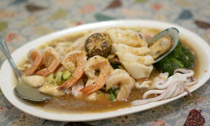 ลิ้มลองเมนูเด็ดครัวจัดจ้าน ราดหน้าจักรพรรดิ ยกขบวนทะเลมาขึ้นบกใส่จาน